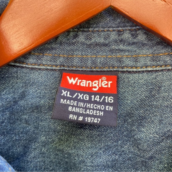 WRANGLER Boys Classic Blue Denim Shirt Long Sleeve Button Down Size 14 XL - Picture 2 of 10